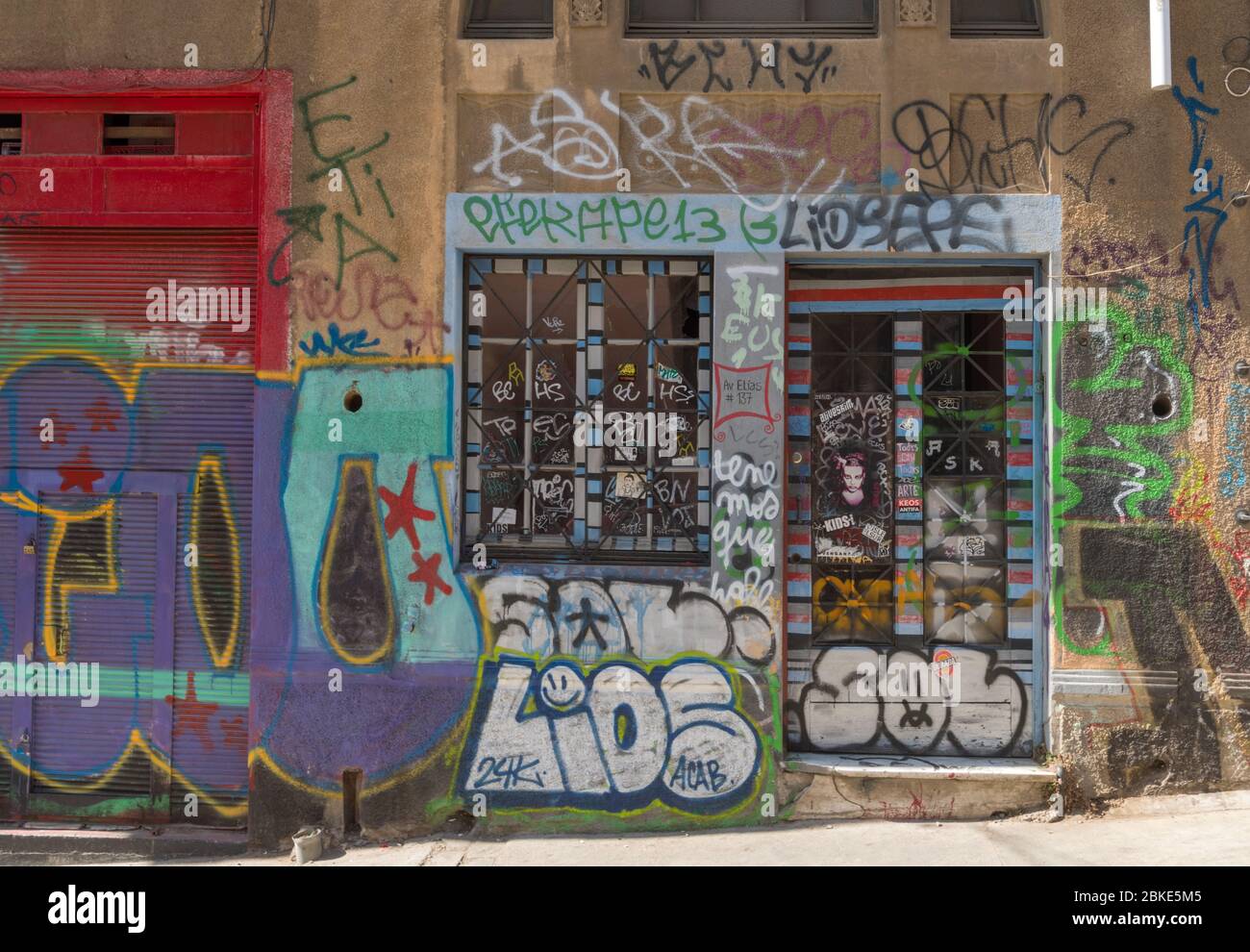 Graffitis colorés, art de rue sur les murs de Valparaiso, Chili Banque D'Images