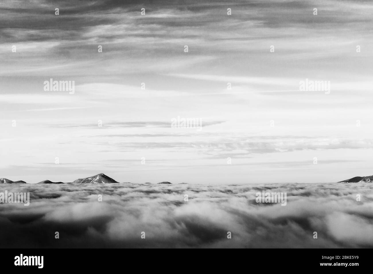 Brouillard remplissant une vallée en Ombrie (Italie), avec des sommets éloignés de montagnes Banque D'Images