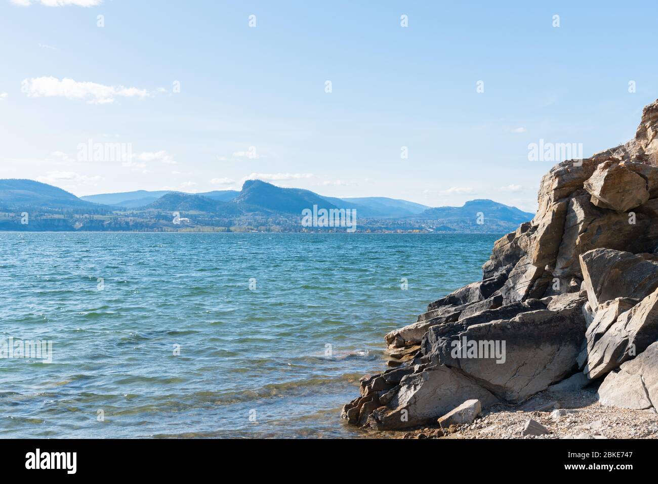 Les falaises rocheuses donnent sur le lac Okanagan et la montagne Giant's Head le jour ensoleillé Banque D'Images