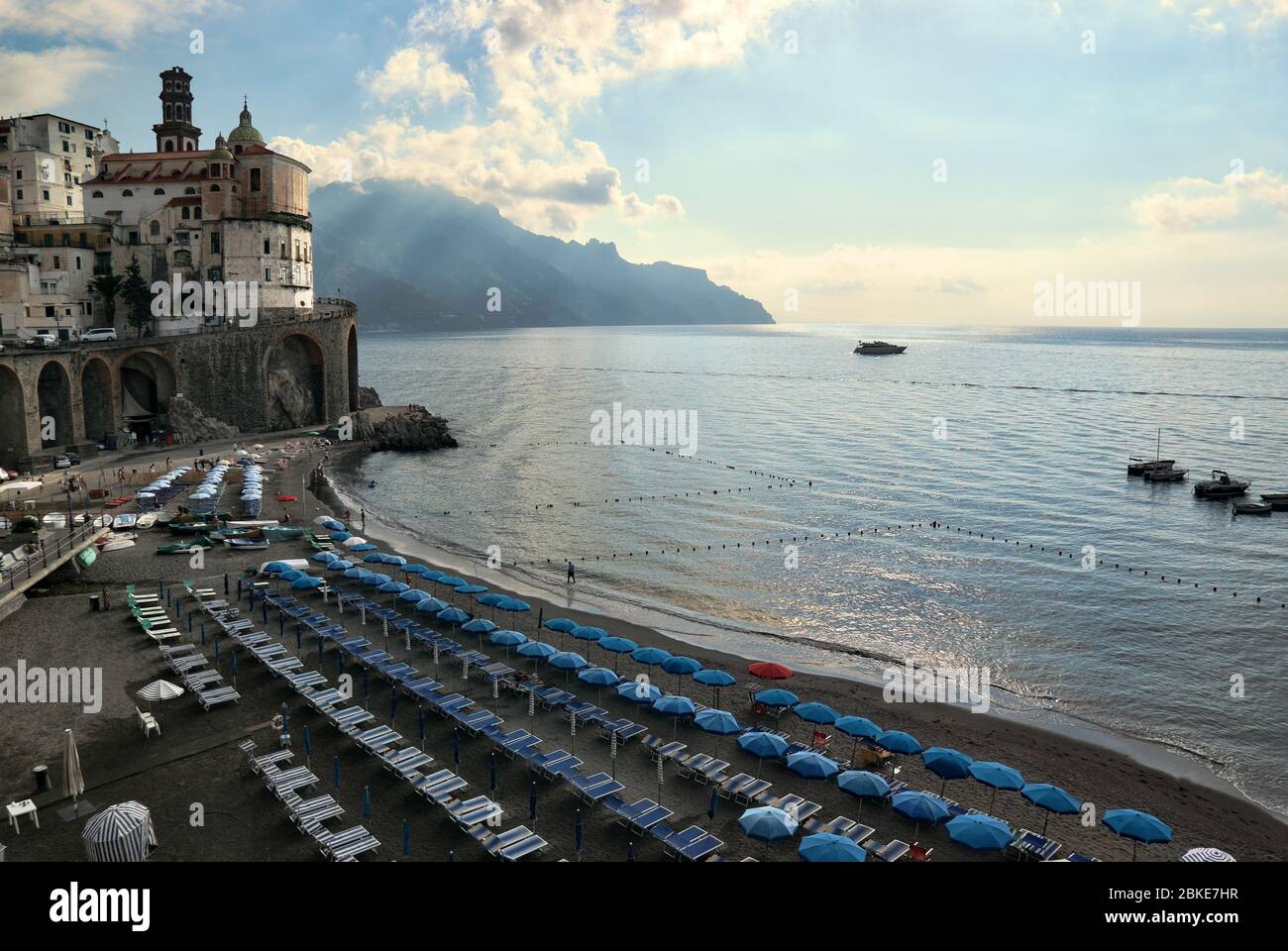 plage sur la côte amalfitaine au premier feu du matin en Campanie Banque D'Images