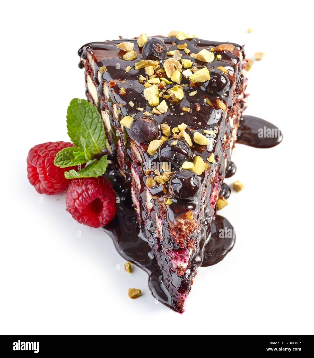 morceau de chocolat et de cassis de gâteau isolé sur fond blanc Banque D'Images