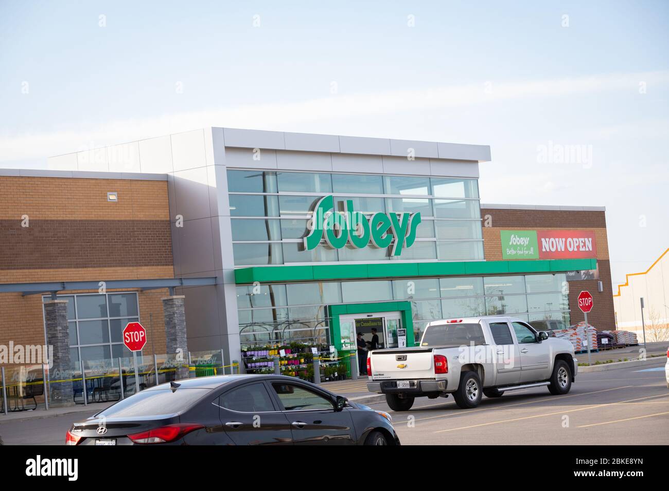 Épicerie Sobeys vue depuis le stationnement. Les magasins suivent des directives strictes en matière de distanciation sociale en raison de la pandémie de Covid19. Banque D'Images