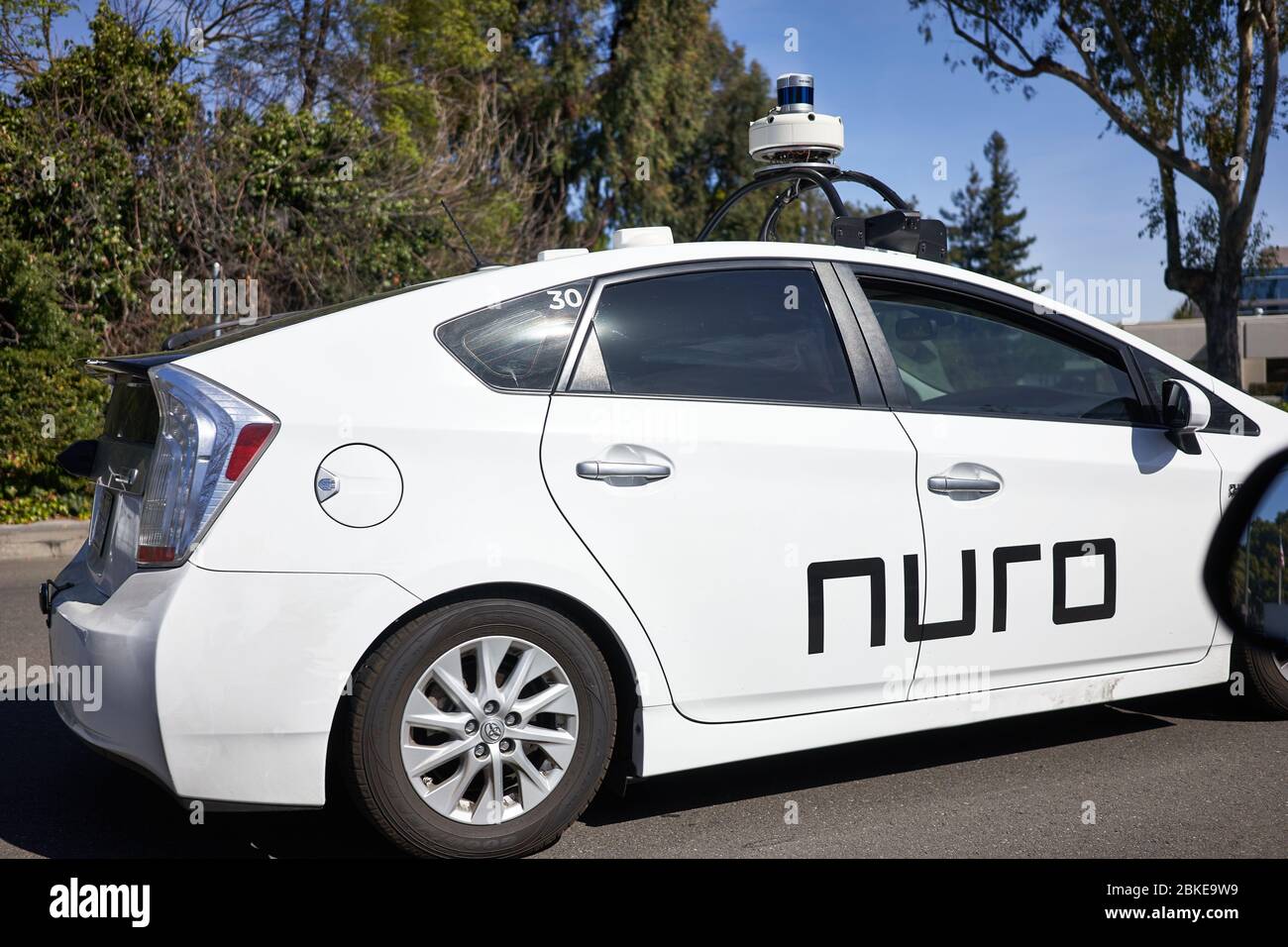 La société américaine de robotique Nuro, voiture auto-pilotante de marque,  est en cours d'essai dans la rue à Mountain View, en Californie Photo Stock  - Alamy