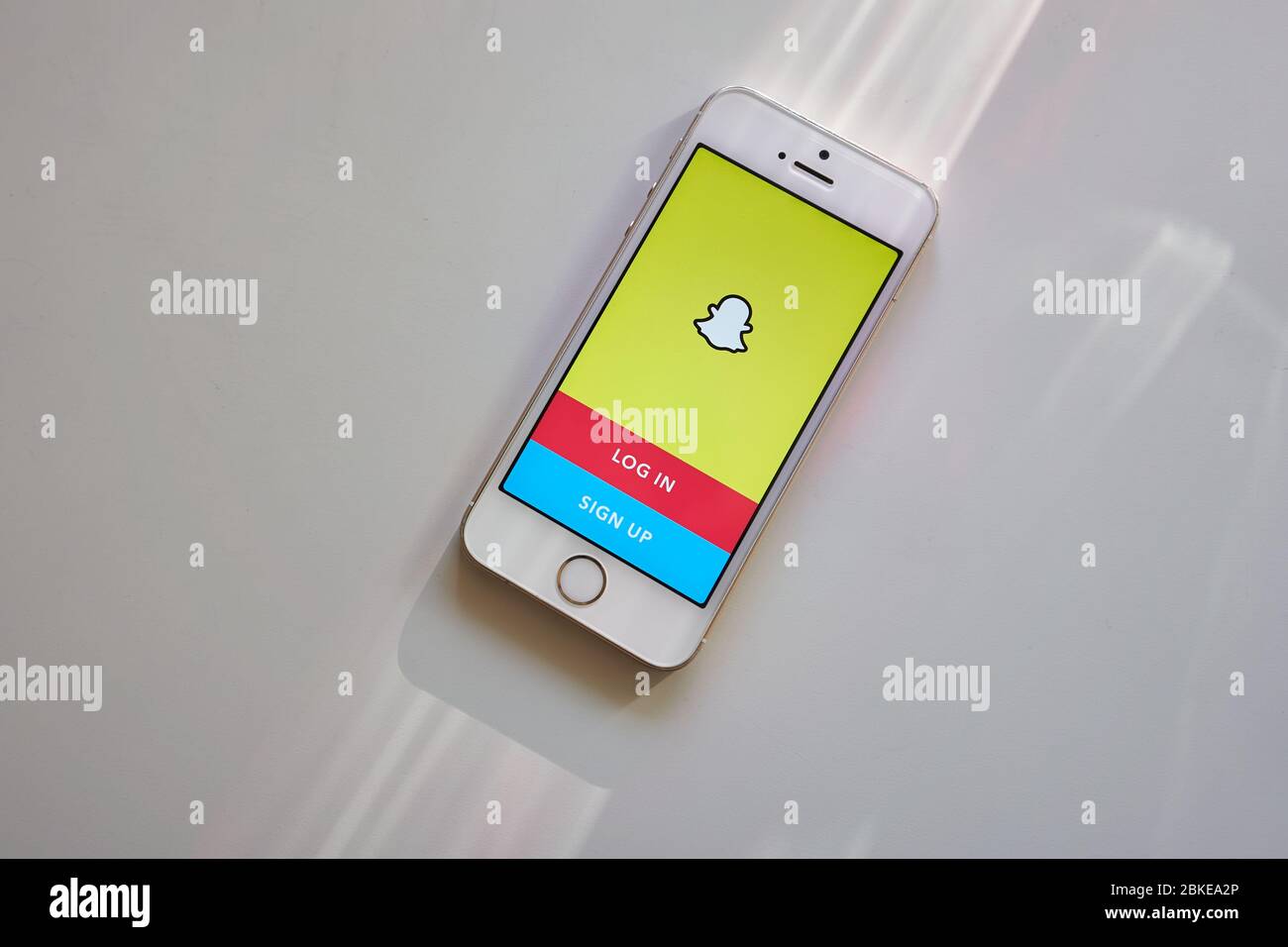 La page de connexion à l'application mobile Snapchat s'affiche sur un smartphone. Snapchat est une application de messagerie multimédia utilisée dans le monde entier, développée par Snap Inc Banque D'Images
