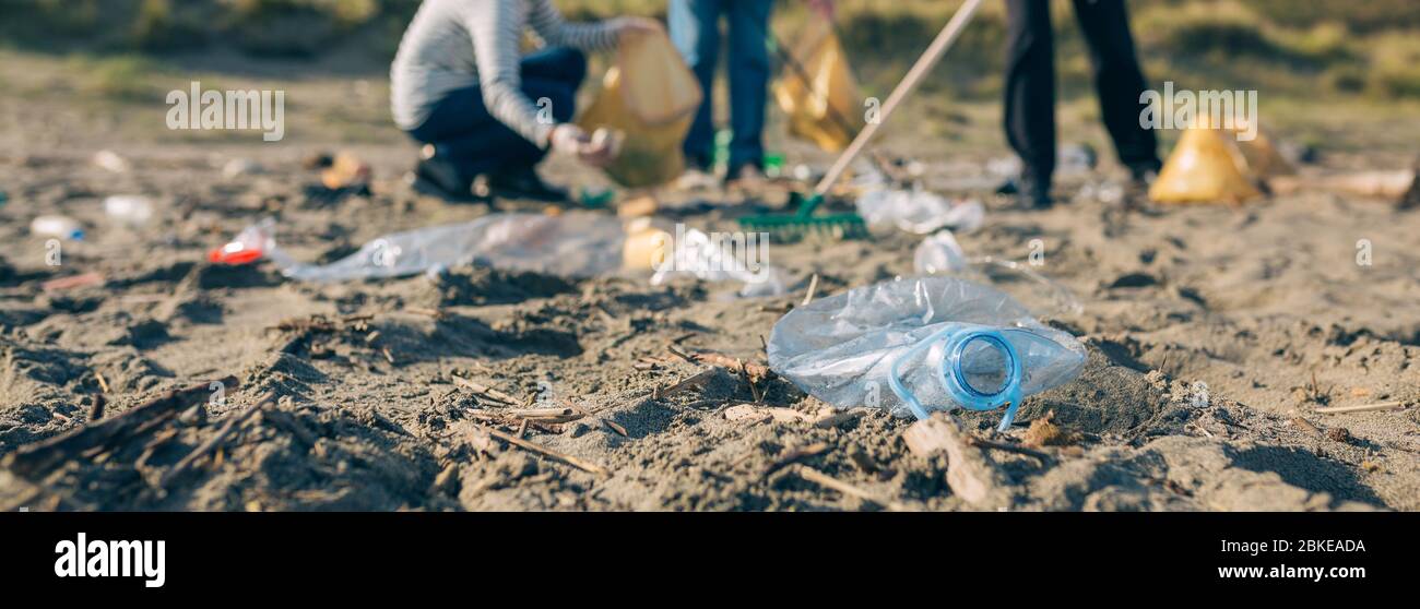 Les aînés bénévoles le nettoyage de la plage Banque D'Images