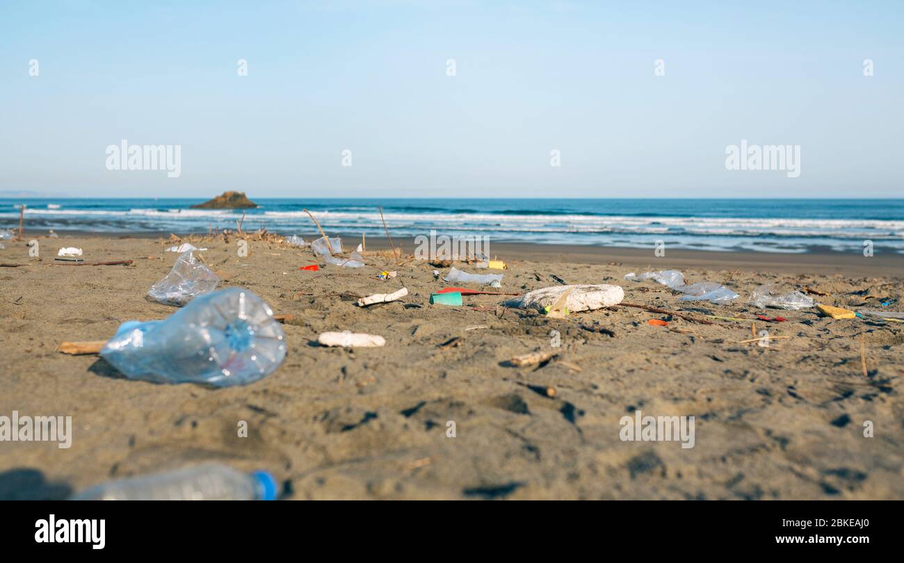 Plage sale paysage plein de déchets Banque D'Images