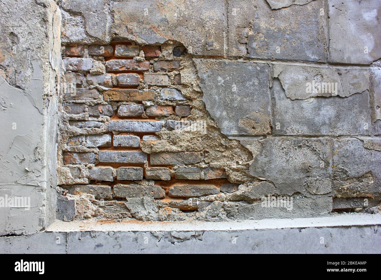 Vieux mur de briques avec des fissures Banque D'Images