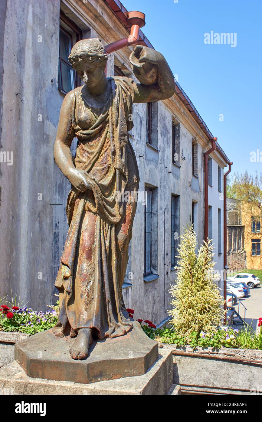 Statue en métal d'une femme tenant une carafe Banque D'Images