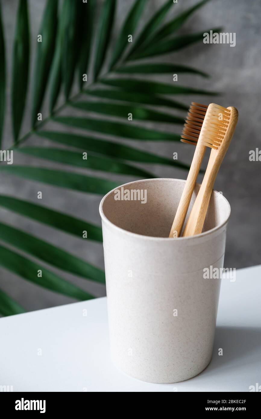 Brosses à dents en bambou écologiques en verre. Accessoires d'hygiène buccale en bois naturel. Zéro déchet, plastique libre, concept de style de vie durable Banque D'Images