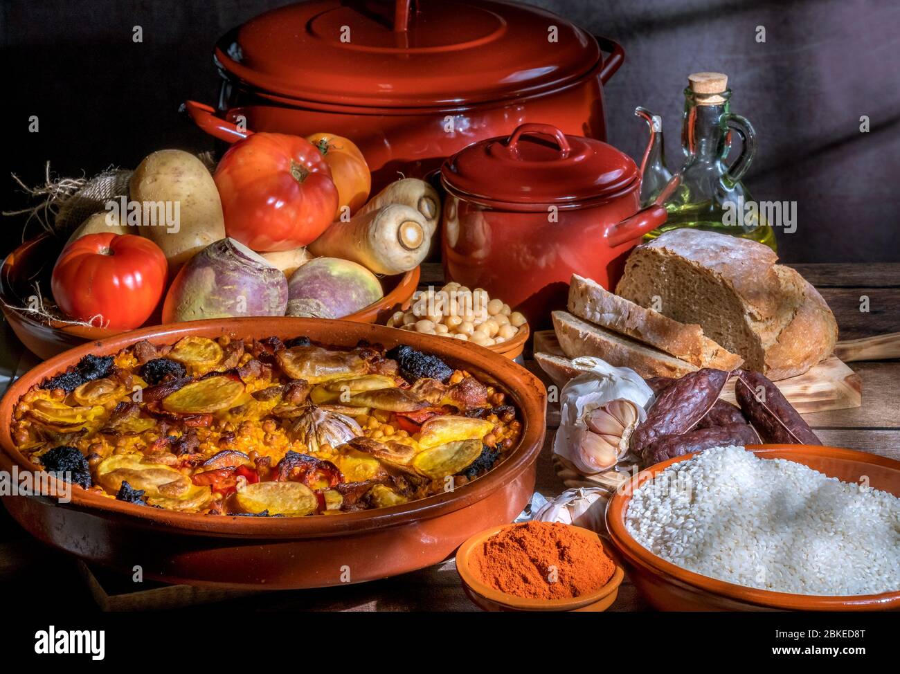 Riz valencien cuit au four avec porc, saucisse de sang ail tomates safran légumes. Cuisine typique Communauté Valencienne. Scène dans la cuisine Banque D'Images
