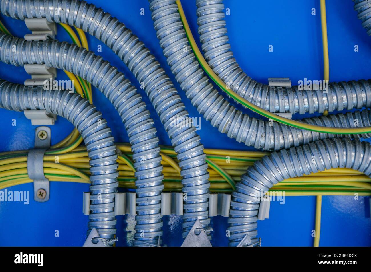 Isolation des fils dans une ondulation métallique sur fond bleu Banque D'Images