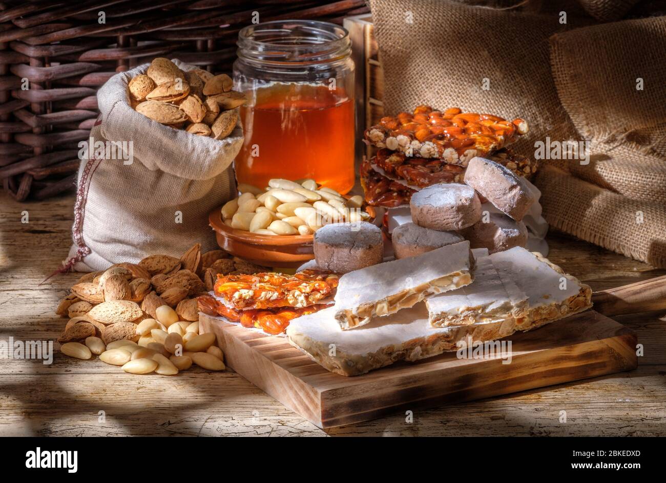 Nougat sur bois, bonbons préparés avec de l'amande de miel, le curron au caramel de sucre est typique du curron d'Alicante Espagne Banque D'Images