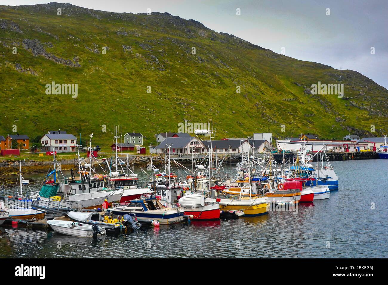 Des bateaux de pêche colorés amarrés à une jetée dans le port de Skarsvag, île de Mageroya, Norvège. Banque D'Images