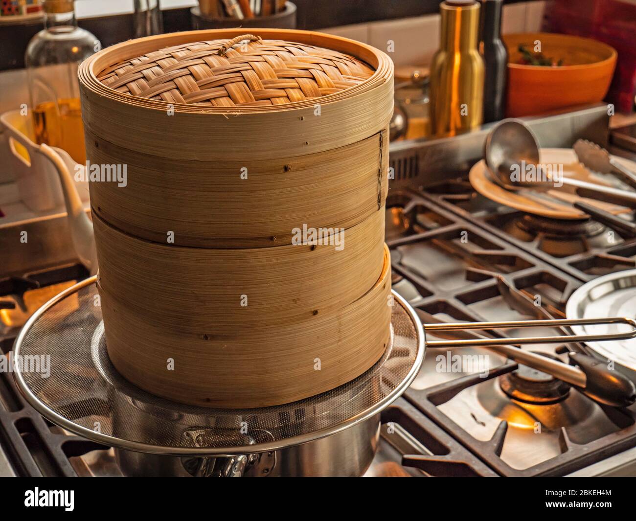 Gros plan sur un cuiseur vapeur japonais. Le cuiseur vapeur se trouve sur  la surface de cuisson de la nourriture à l'eau bouillante dans une belle  cuisine rustique Photo Stock - Alamy