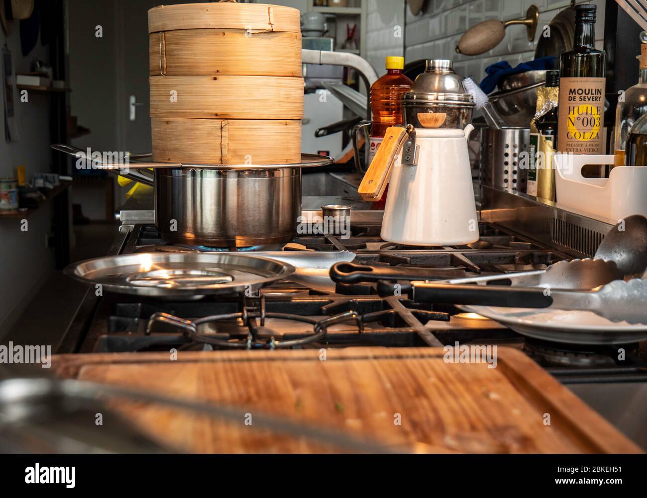 Gros plan sur un cuiseur vapeur japonais. Le cuiseur vapeur se trouve sur  la surface de cuisson de la nourriture à l'eau bouillante dans une belle  cuisine rustique Photo Stock - Alamy