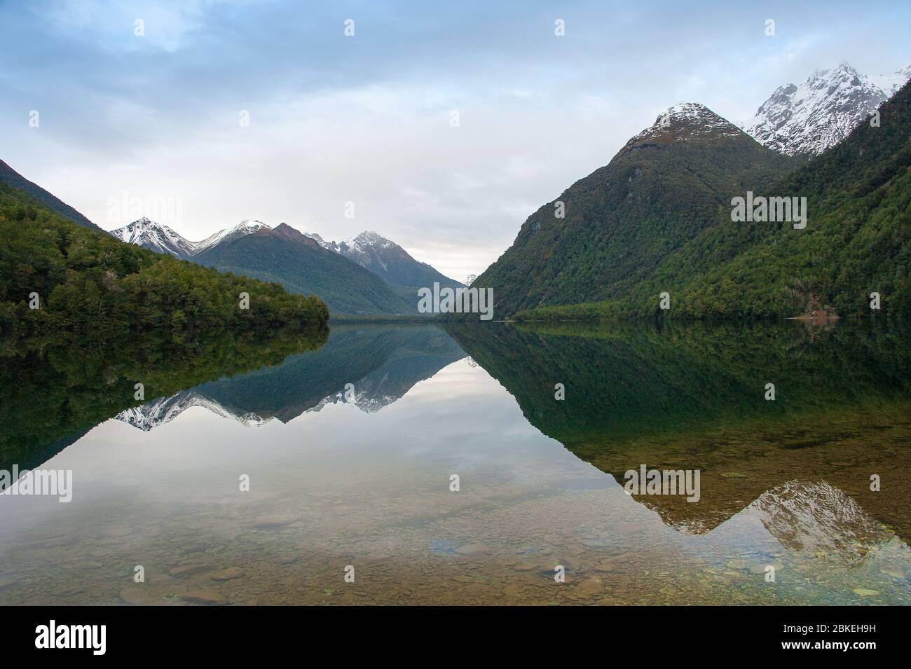 Lac Gunn, Fiordland, Nouvelle-Zélande. Paysage pittoresque, montagnes enneigées reflétées dans un lac clair. Banque D'Images