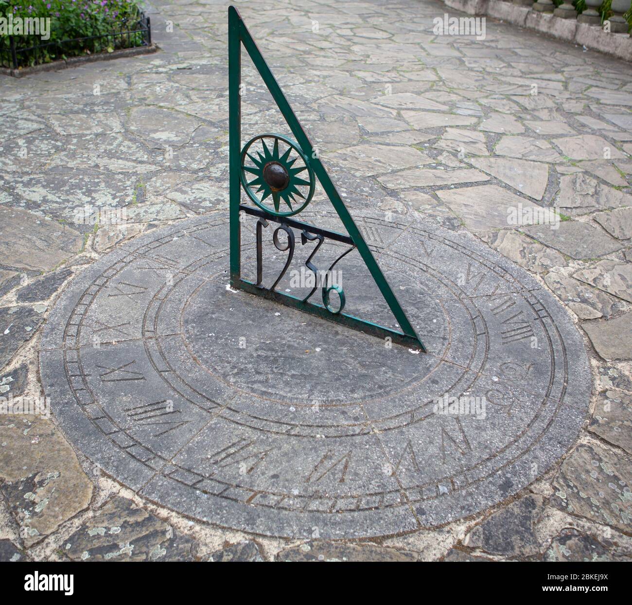 Sundial au sol daté de 1936 Banque D'Images