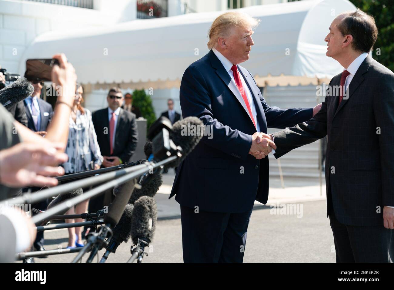 Le 12 juillet 2019, le président Donald J. Trump a serré la main du secrétaire au travail Alex Acosta devant le portique sud de la Maison Blanche avant de partir pour le Wisconsin et l'Ohio. Le voyage était axé sur la discussion des politiques économiques et de la création d'emplois. Banque D'Images