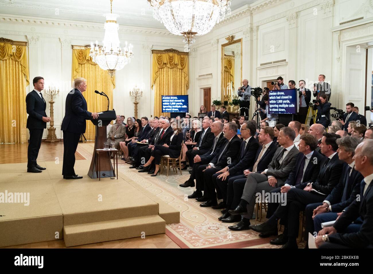 Le président Donald J. Trump, joint sur scène par le Premier ministre des Pays-Bas Mark Rutte, prononce des remarques dans la salle est de la Maison Blanche jeudi 18 juillet 2019, lors d'une présentation d'un drapeau de la seconde Guerre mondiale, qui a été envolé à bord d'un navire des États-Unis pendant l'invasion de la journée D. Le président Trump rencontre le Premier ministre néerlandais Banque D'Images