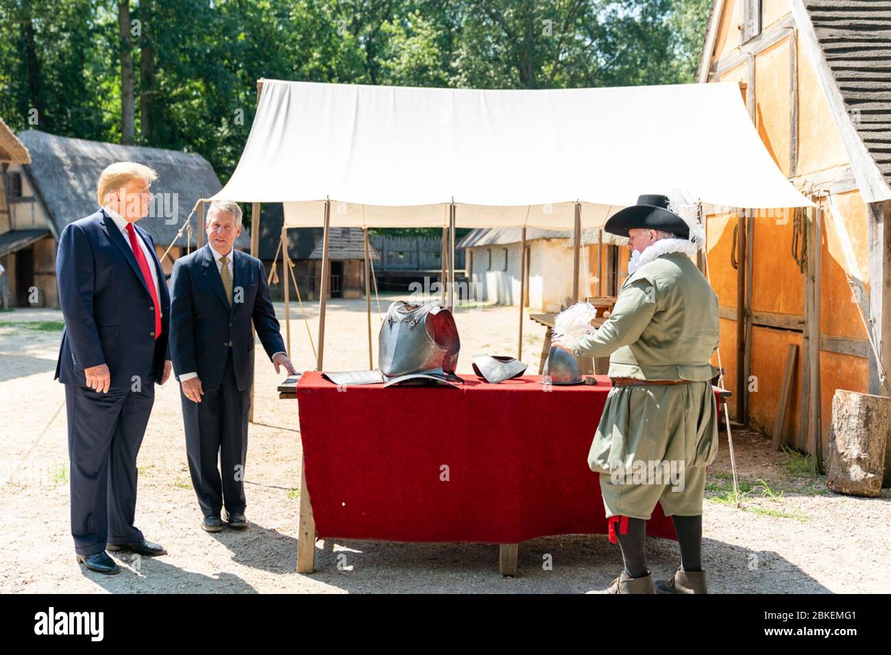 Le 30 juillet 2019, le président Donald J. Trump a visité la réplique de James Fort au Jamestown Settlement Museum à Williamsburg, en Virginie, accompagné de Philip Emerson, directeur exécutif de la James-Yorktown Foundation, Inc Banque D'Images