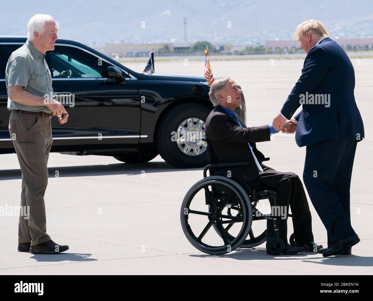 Le 7 août 2019, le président Trump et la première dame Melania Trump ont débarqué d’Air Force One à l’aéroport international d’El Paso, où ils ont été accueillis par le gouverneur du Texas Greg Abbott et d’autres responsables locaux à la suite de la tragique fusillade. Banque D'Images