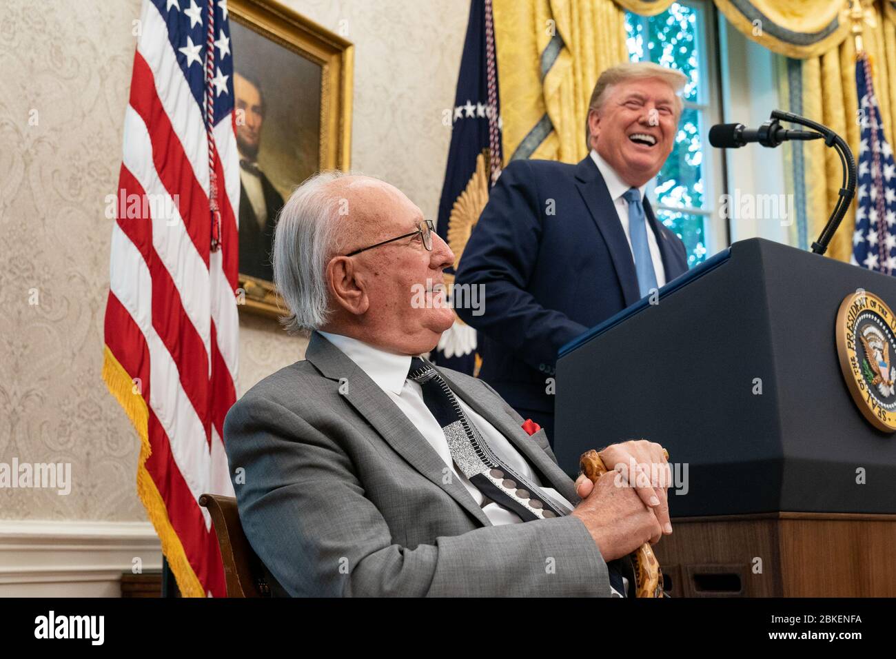 Le 22 août 2019, le président Donald Trump a décerné la Médaille présidentielle de la liberté au légendaire joueur de basket-ball des Boston Celtics Bob Cousy lors d'une cérémonie au bureau ovale de la Maison Blanche. Banque D'Images