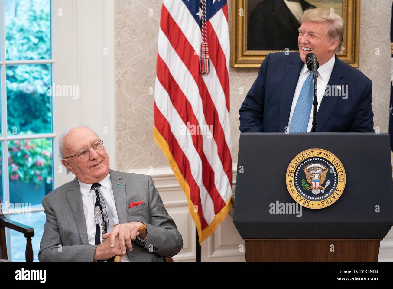 Le président Donald J. Trump remet la Médaille présidentielle de la liberté au légendaire joueur de basket-ball des Boston Celtics Bob Cousy le 22 août 2019, dans le bureau ovale. Cousy, joueur du Temple de la renommée, a été honoré pour ses contributions extraordinaires au basketball. Banque D'Images