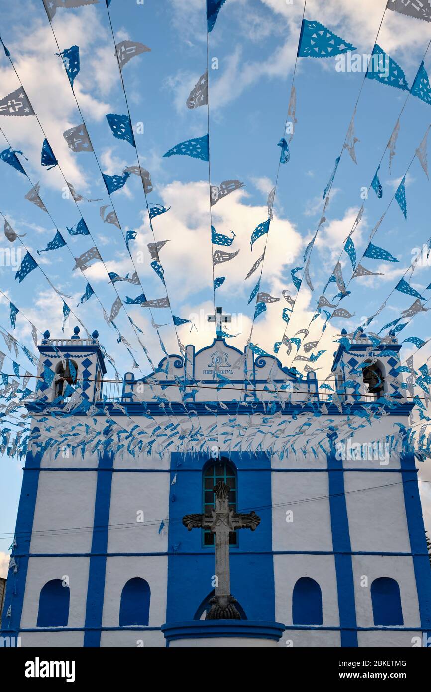 Façade de l'église de Santa Lucia décorée de bannières bleues et blanches. Banque D'Images