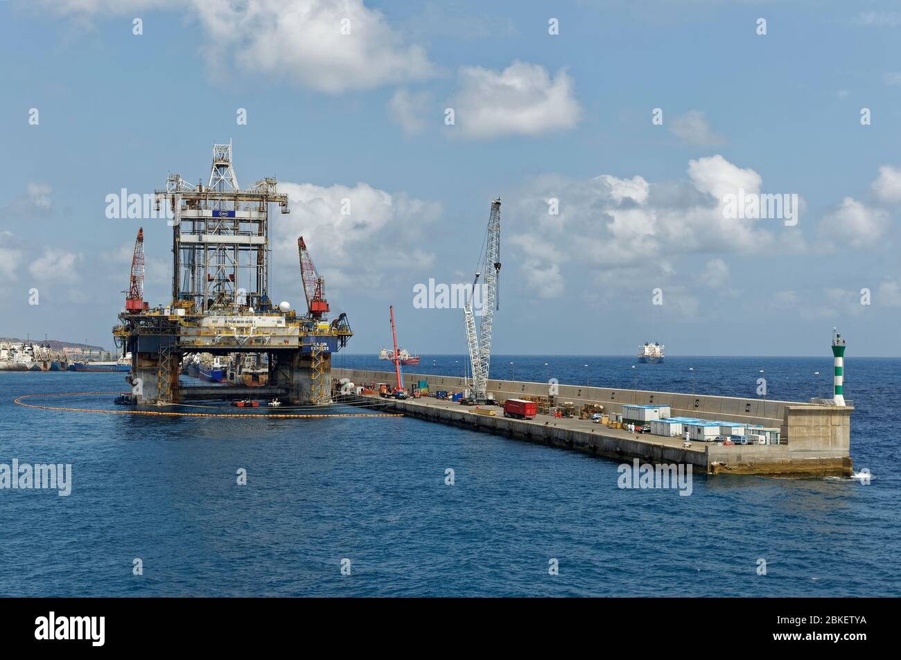 Le train de forage semi-submersible Cajun Express s'est amarré le long de l'eau de mer extérieure du port de Las Palmas, subissant une rafit. Banque D'Images