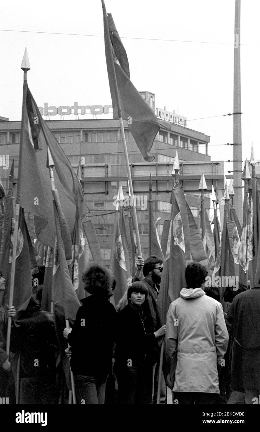 30 mai 1980, Saxe, Karl-Marx-Stadt: Porteur de drapeau. Le 'V. Le Festival de l'amitié des jeunes de la RDA et de l'URSS se déroule fin mai 1980 à Karl-Marx-Stadt. Dans l'arrière-plan Robotron publicité. Photo : Volksmar Heinz/dpa-Zentralbild/ZB Banque D'Images