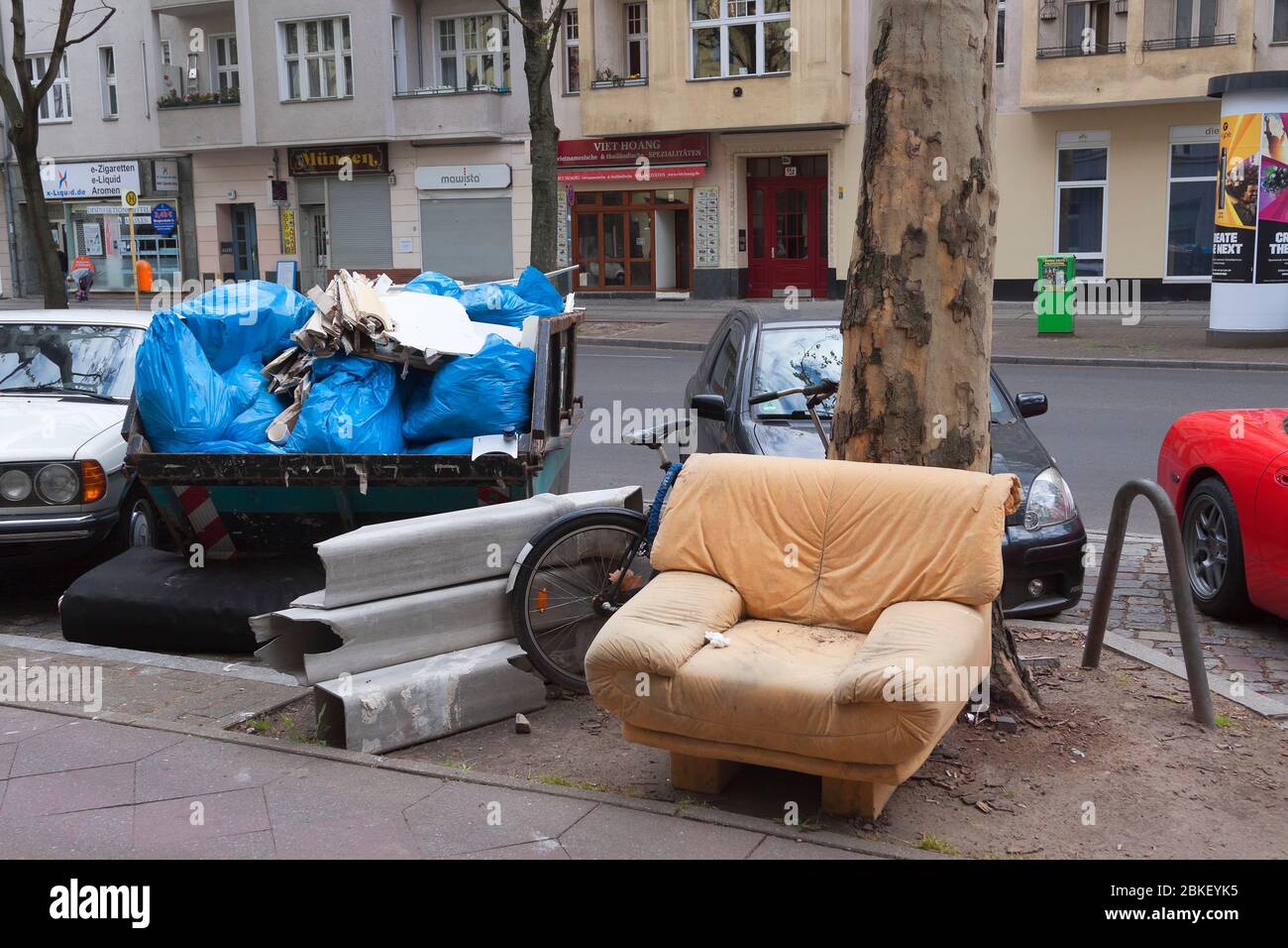 Vieux fauteuil à Berlin, problème de déchets Banque D'Images