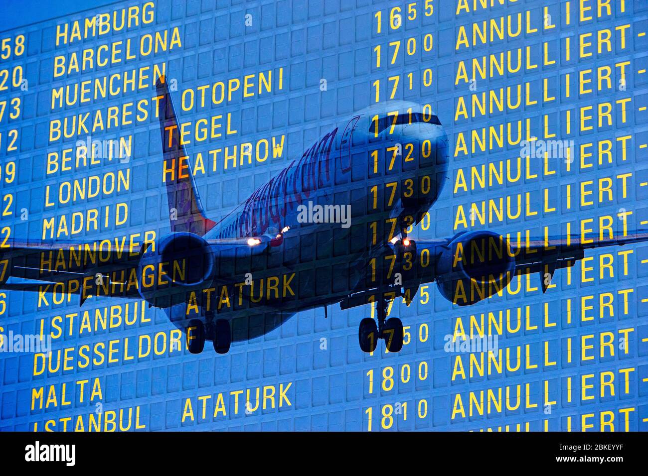PHOTO MONTAGE, arrivée et départ à l'aéroport, annulations de départ, vols annulés en raison de la crise de Corona Banque D'Images