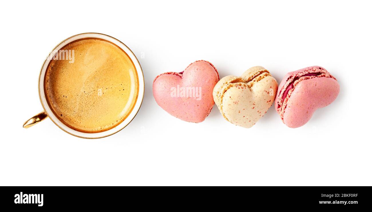 Collection de tasses à café et de macarons en forme de cœur, sous forme de bannière créative isolée sur fond blanc. Concept de la Saint-Valentin. Préparation et conception des aliments Banque D'Images