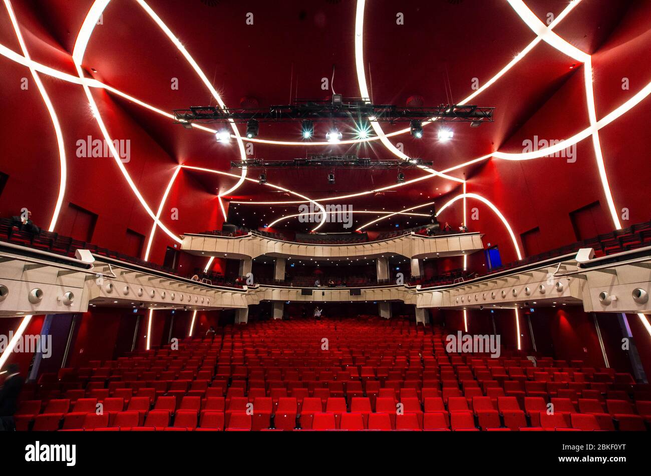 Munich, Bavière, Allemagne. 4 mai 2020. Vue sur le Deutsches Theatre lors de la cérémonie d'ouverture du nouveau Stadtrat Amtsperiod. Le Munich Stadtrat (Conseil municipal) a ouvert son nouveau Amtsperiod (terme) au Deutsches Theatre en raison de la crise de Coronavirus. Le théâtre a permis de faire alterner les sièges pour les fonctionnaires, le public et les médias. Crédit: Sachelle Babbar/ZUMA Wire/Alay Live News Banque D'Images