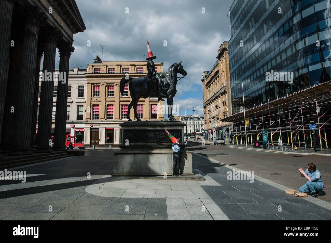 Statue du duc de Wellington à Glasgow avec cône de circulation sur la tête, et masque facial Corona virus. Banque D'Images