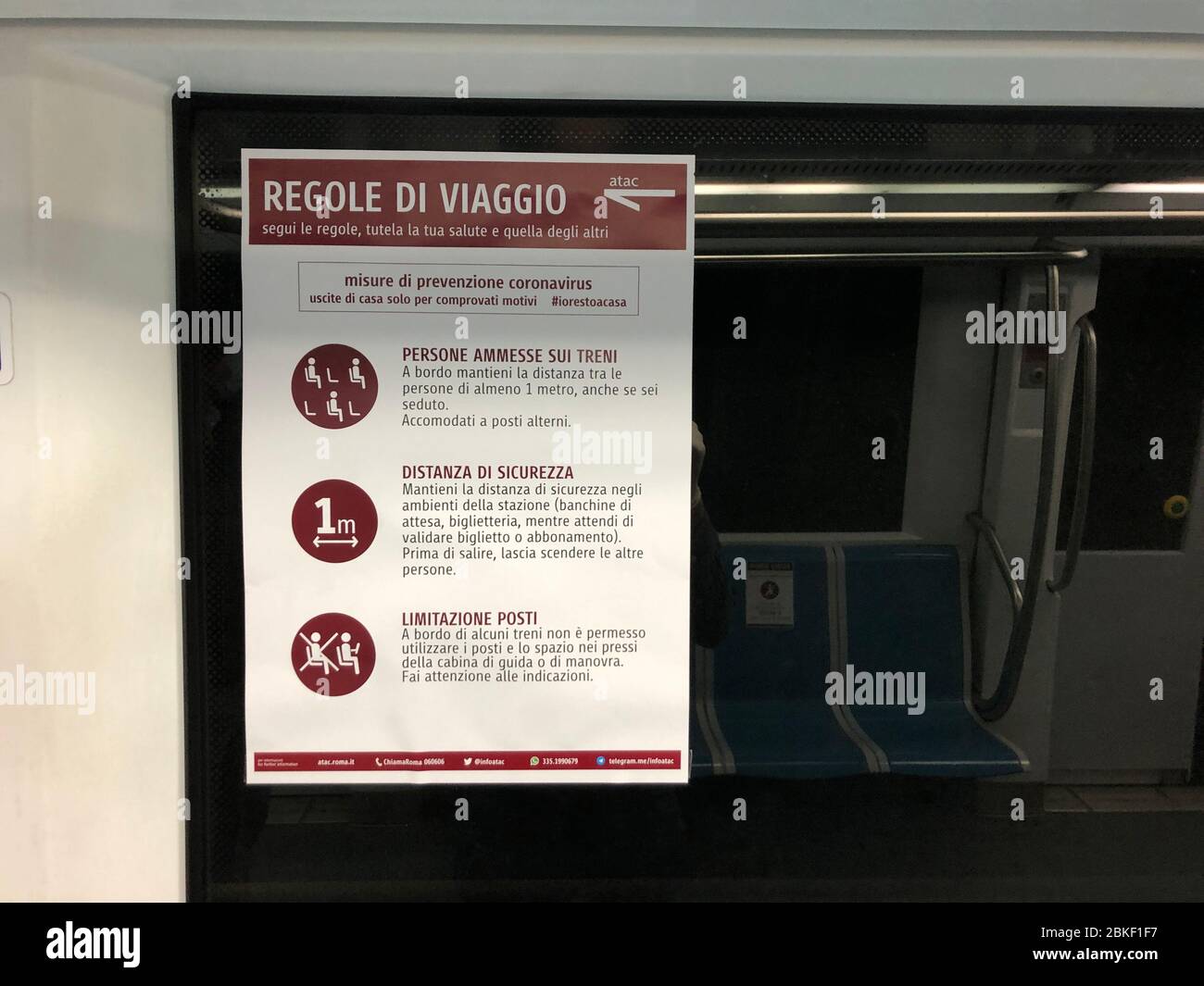 ROM, Italie. 04 mai 2020. Un grand autocollant dans le métro informe sur les règles de distance dans la crise de Corona. Après presque deux longs mois, l'Italie a assoupli les couvre-feux, qui étaient parmi les plus sévères d'Europe. Crédit: Alvise Armellini/dpa/Alay Live News Banque D'Images