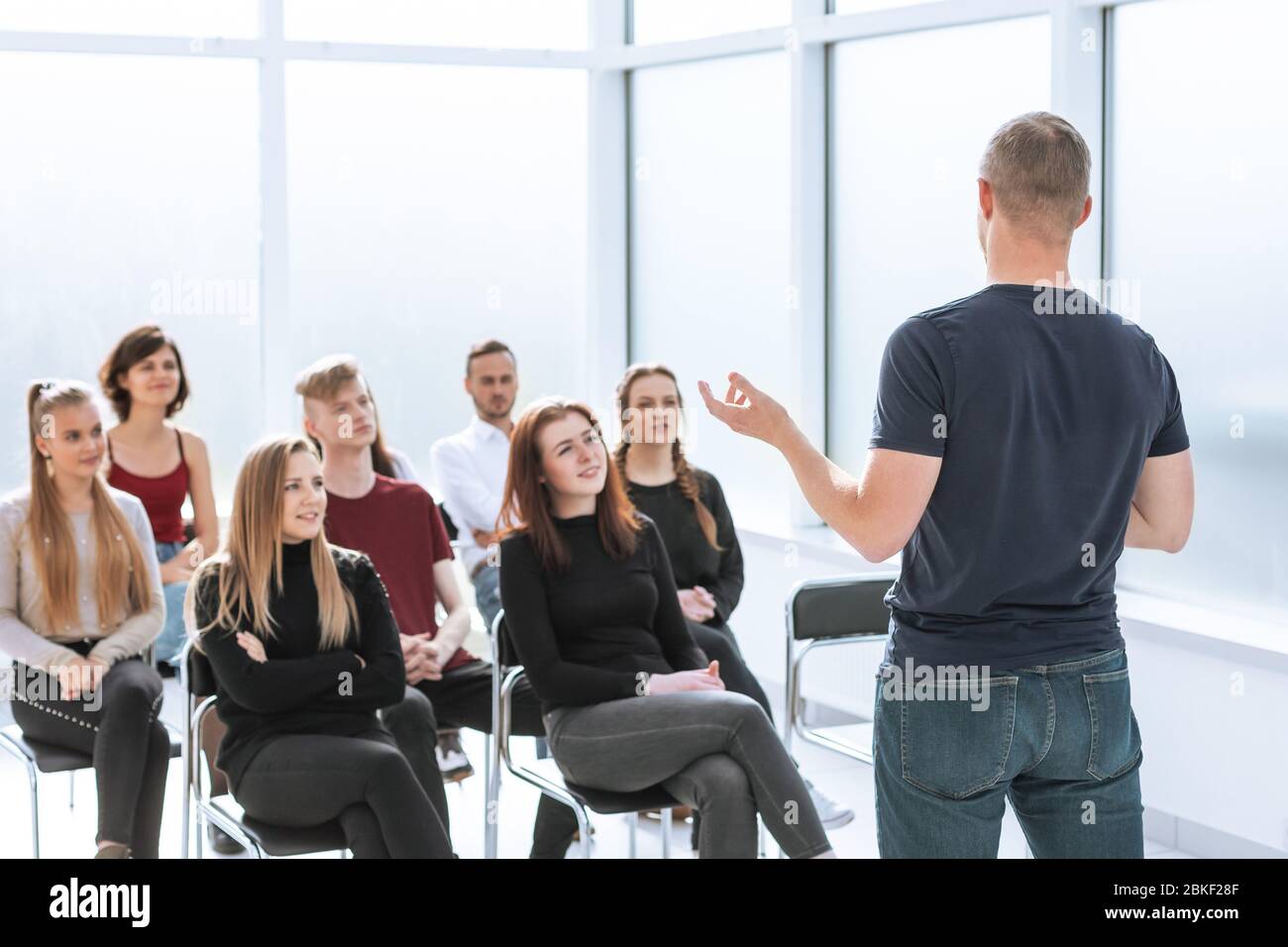 le président fait un rapport pour un groupe de jeunes divers. Banque D'Images