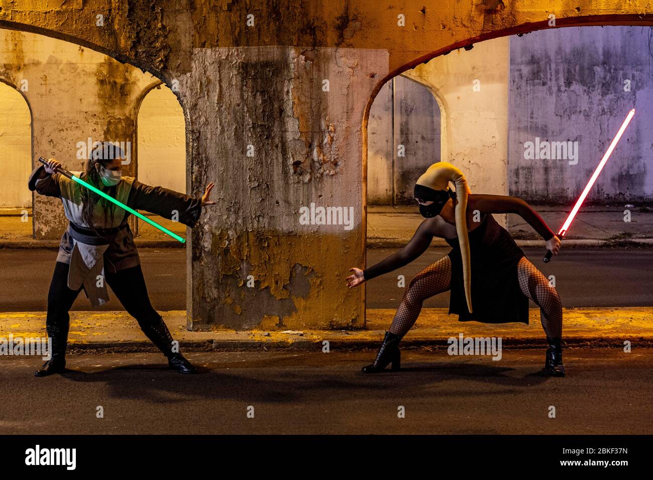 Chicago, Illinois, États-Unis. 3 mai 2020. TWILA YORK et ALICJA JANUZKO Square avec Lightsabers dessiné, à une distance de sécurité à part sur une rue normale occupée côté Chicago. Crédit: Chris Riha/ZUMA Wire/Alay Live News Banque D'Images