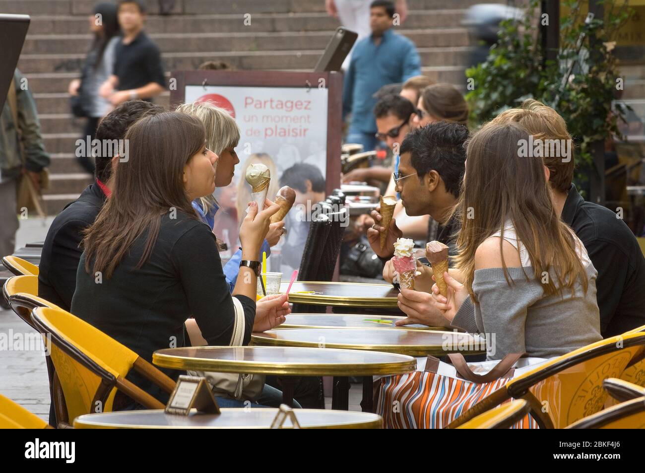 Jeunes en train de manger de la glace, rue Montorgueil, Paris, France Banque D'Images