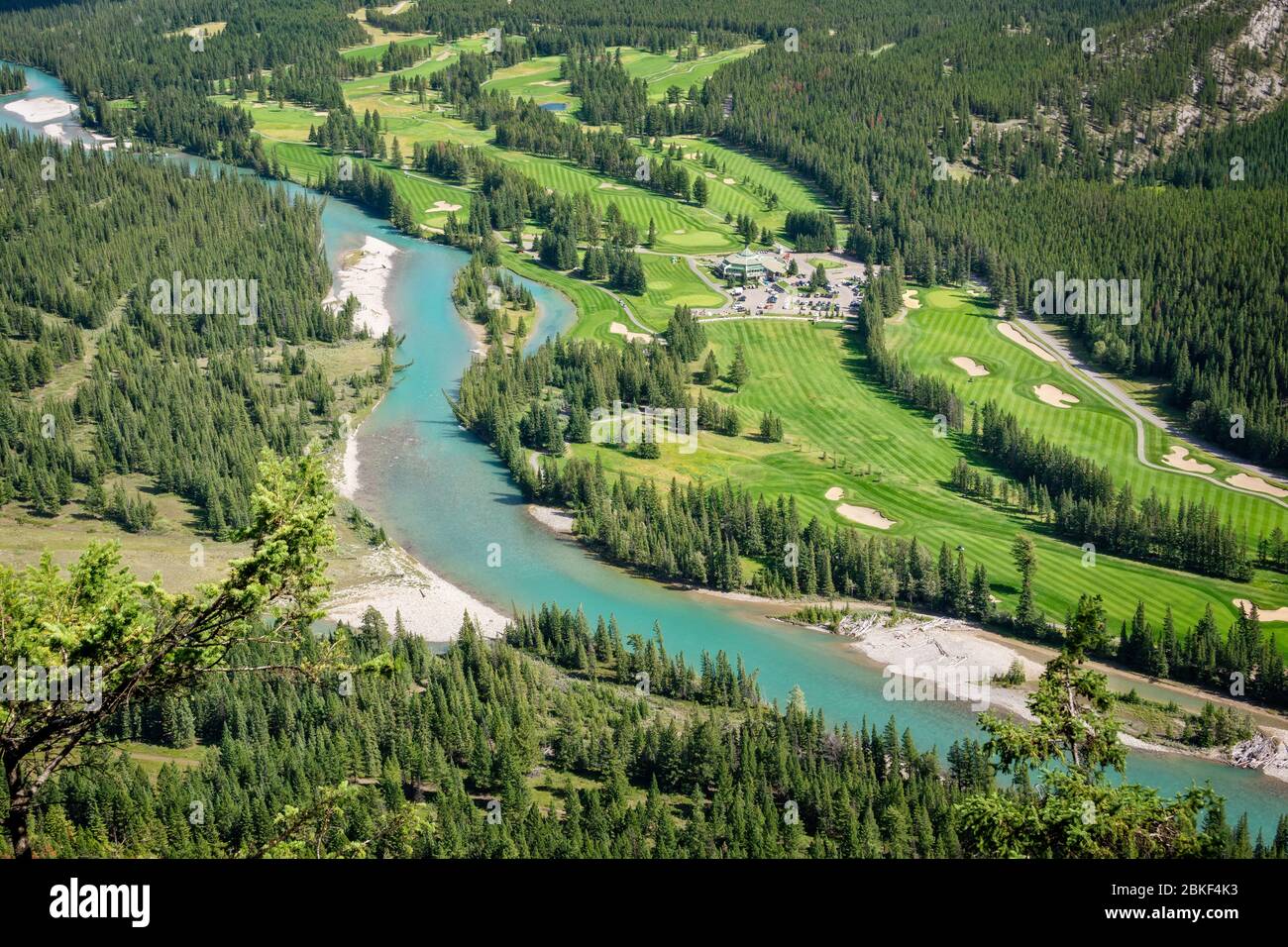 Vue aérienne sur la rivière Bow et le parcours de golf Banff, parc national Banff, Alberta, Canada Banque D'Images