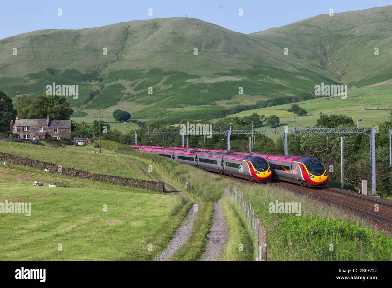 2 trains Virgin Alstom classe 390 trains inclinables Pendolino passant sur la ligne principale de la côte ouest de Cumbria Banque D'Images