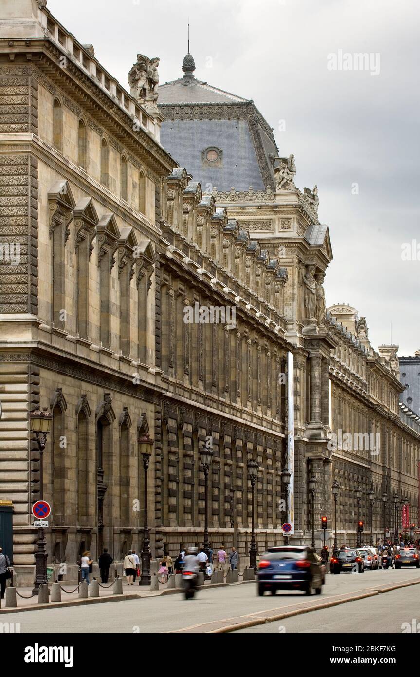 Aile Richelieu du Musée du Louvre, rue de Rivoli avec vélo et voiture, Paris, France Banque D'Images