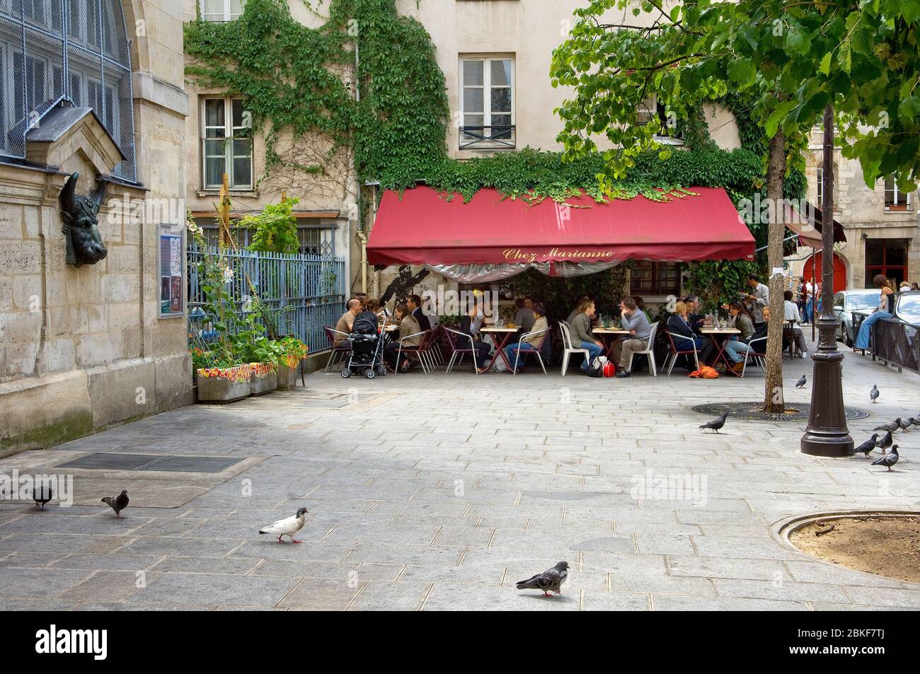 Les gens qui mangent au restaurant chez Marianne, quartier du Marais, Paris, France Banque D'Images
