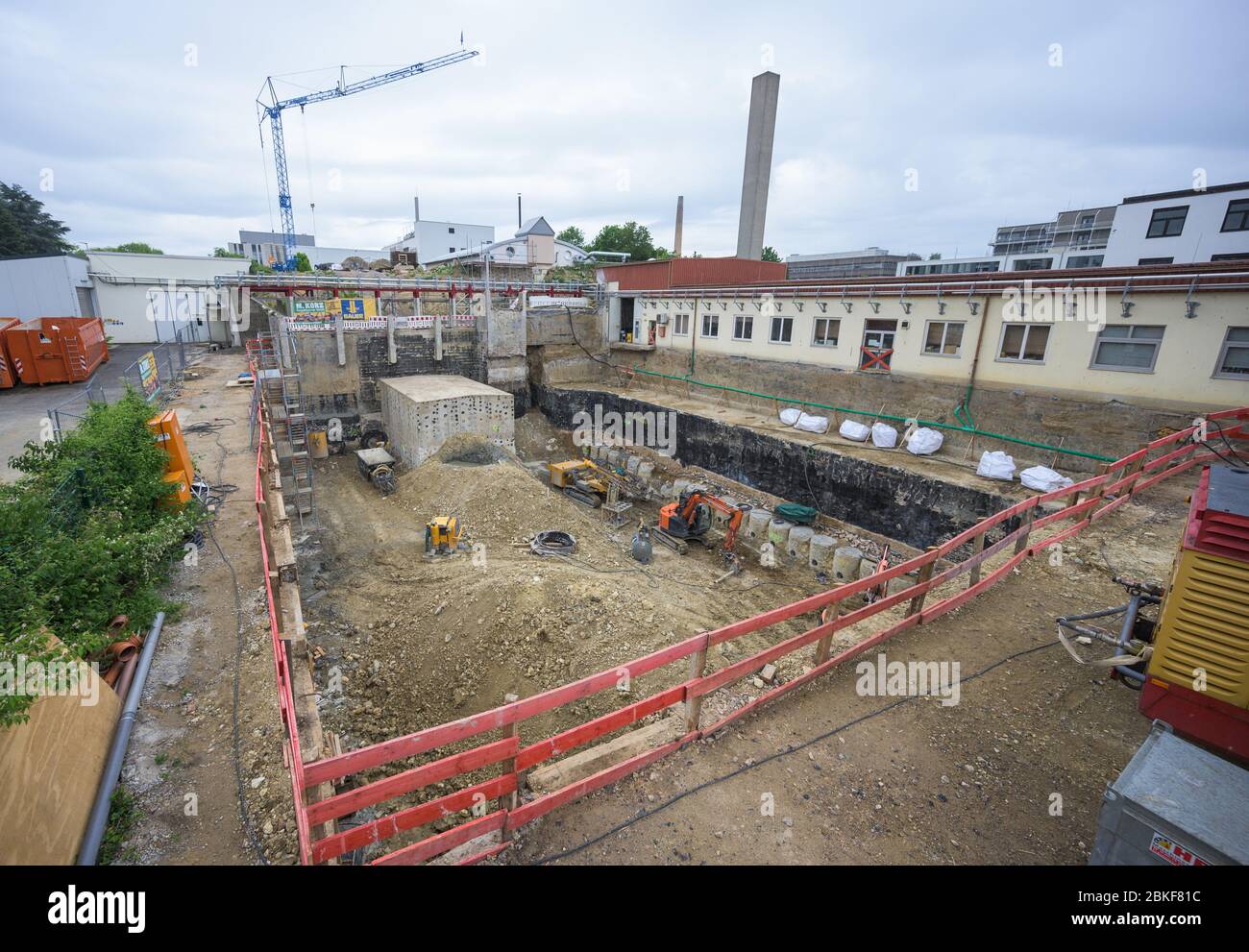 Mayence, Allemagne. 04 mai 2020. Une vue dans la fosse du bâtiment montre les dimensions de l'extension. L'Université de Mayence étend de 600 mètres carrés les salles expérimentales souterraines existantes de l'Institut de physique nucléaire. Il abritera le nouvel accélérateur de particules MESA (Mainz Energy-Rebolling Supersupraconducting Accelerator). Crédit: Andreas Arnold/dpa/Alay Live News Banque D'Images