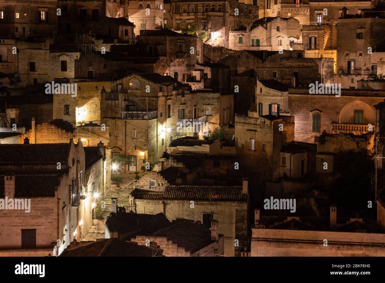Dans les bâtiments illuminés incroyable quartier Sassi ancien par nuit à Matera, bien connu pour leurs anciennes habitations troglodytiques. La Basilicate. Italie Banque D'Images