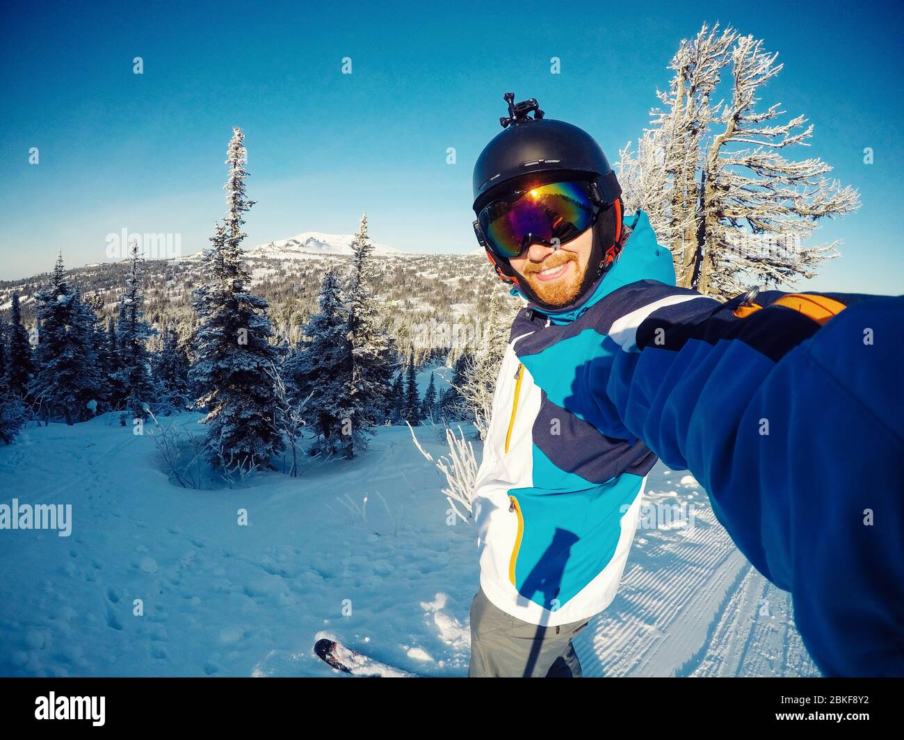 Sport extrême d'hiver avec caméra d'action selfie. L'homme monte sur des  pistes de ski avec un casque de protection Photo Stock - Alamy