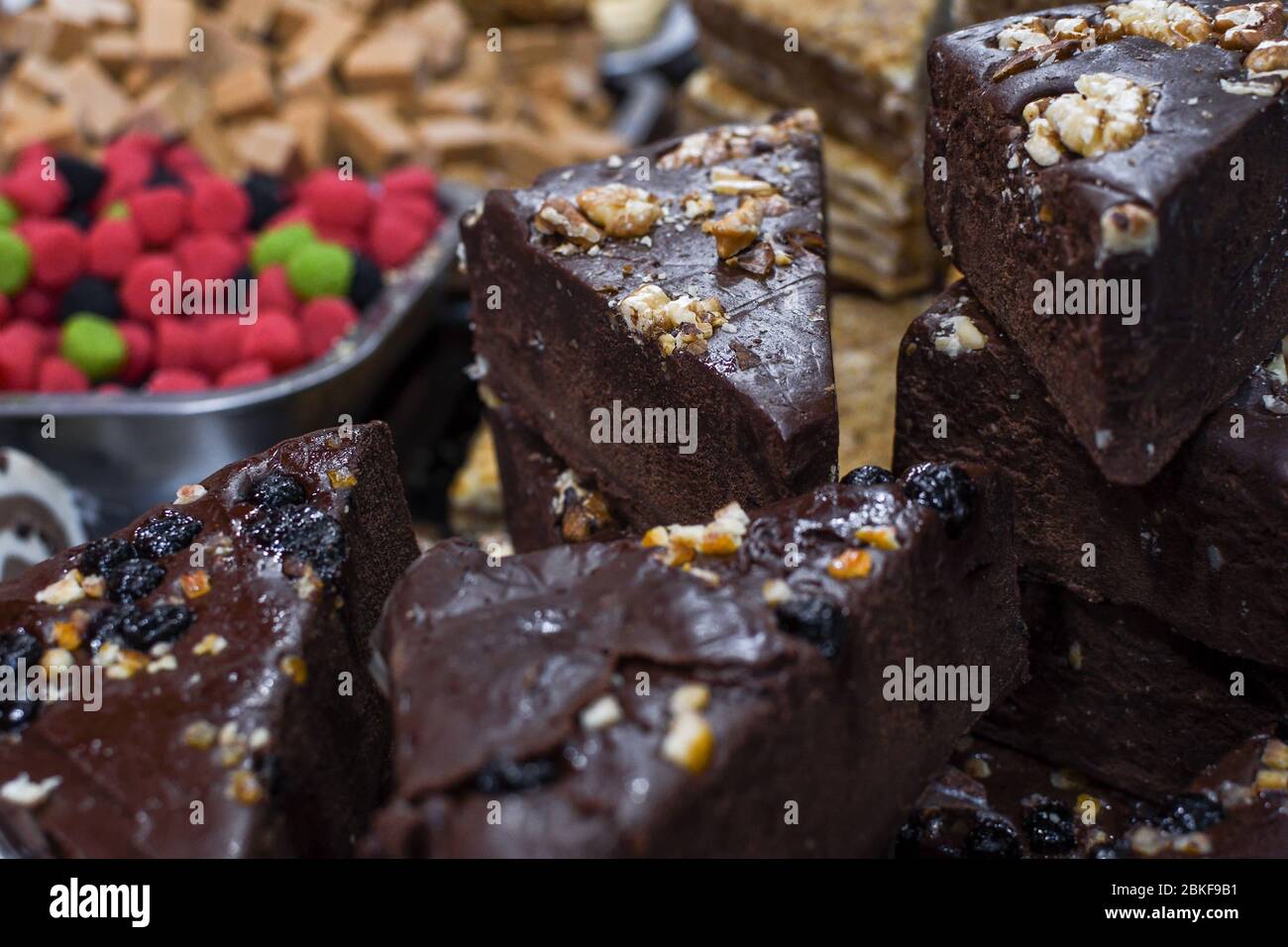 Barre A Gateau Au Chocolat Sans Sucre Sans Gluten Sans Lactose Empiler Empiler Ou Desserts Faits Maison Sur Le Comptoir De La Boulangerie Ou De La Patisserie F Photo Stock Alamy