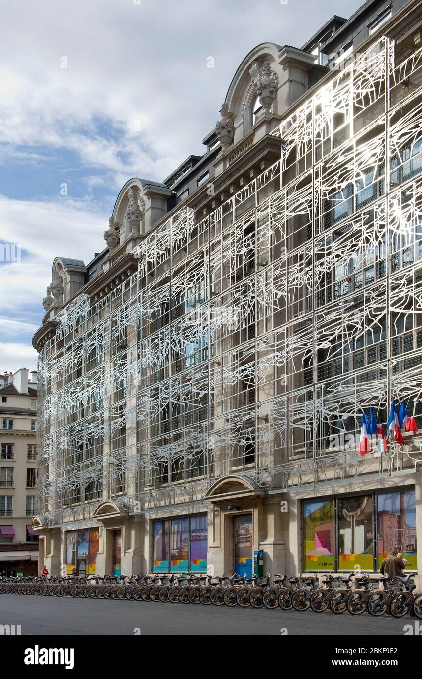 Cloding métallique moderne dans le bâtiment du bureau des arts et de la culture de Paris avec un rack de location de vélos au premier plan, Paris, France Banque D'Images