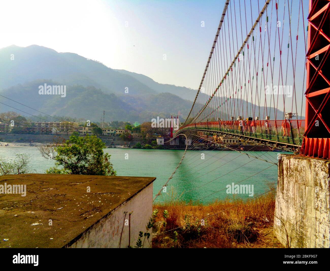 Magnifique pont Lakshman Jhula et rivière Ganga dans la ville spirituelle de Rishikesh, Inde Banque D'Images
