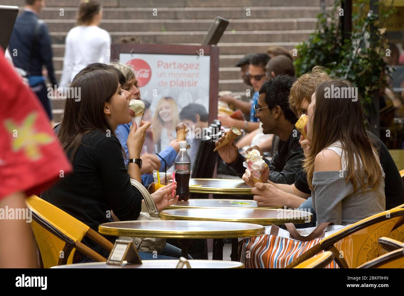 Jeunes en train de manger de la glace, rue Montorgueil, Paris, France Banque D'Images